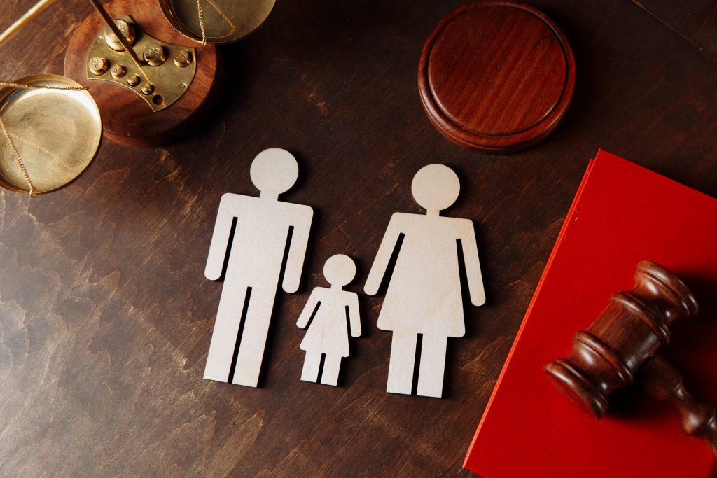 papier découpé sur une table représentant un couple avec un enfant entre eux
