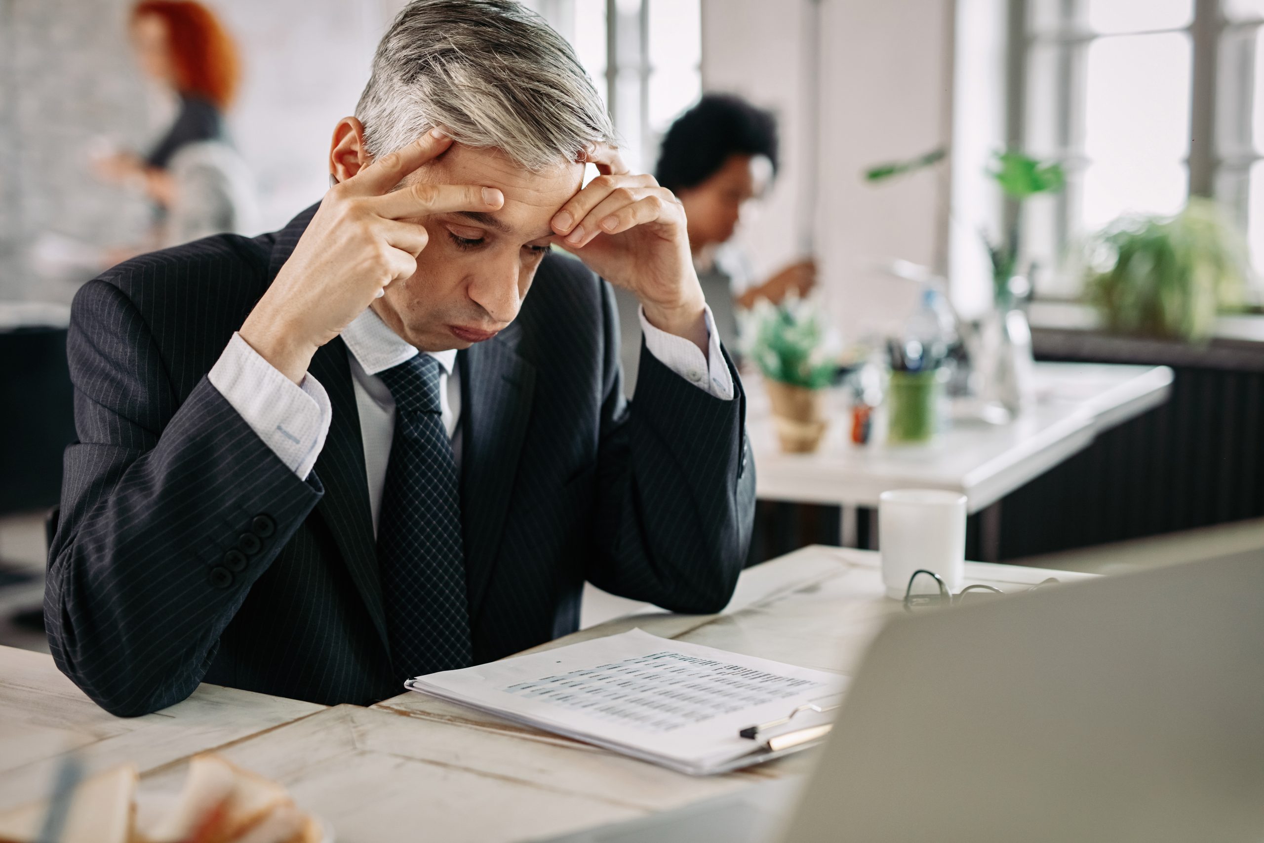 Un professionnel examine des documents financiers au bureau